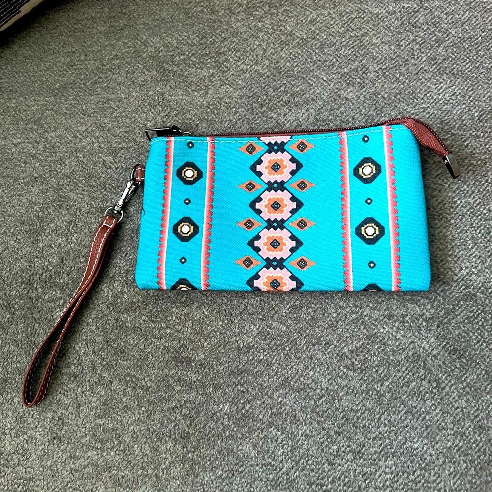 Wristlet. Western print. Detachable strap. Zippered top